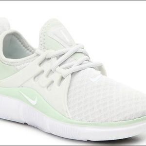 Nike Women's Acalme Sneaker